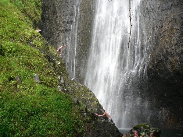 37- Romain saute dans la cascade 